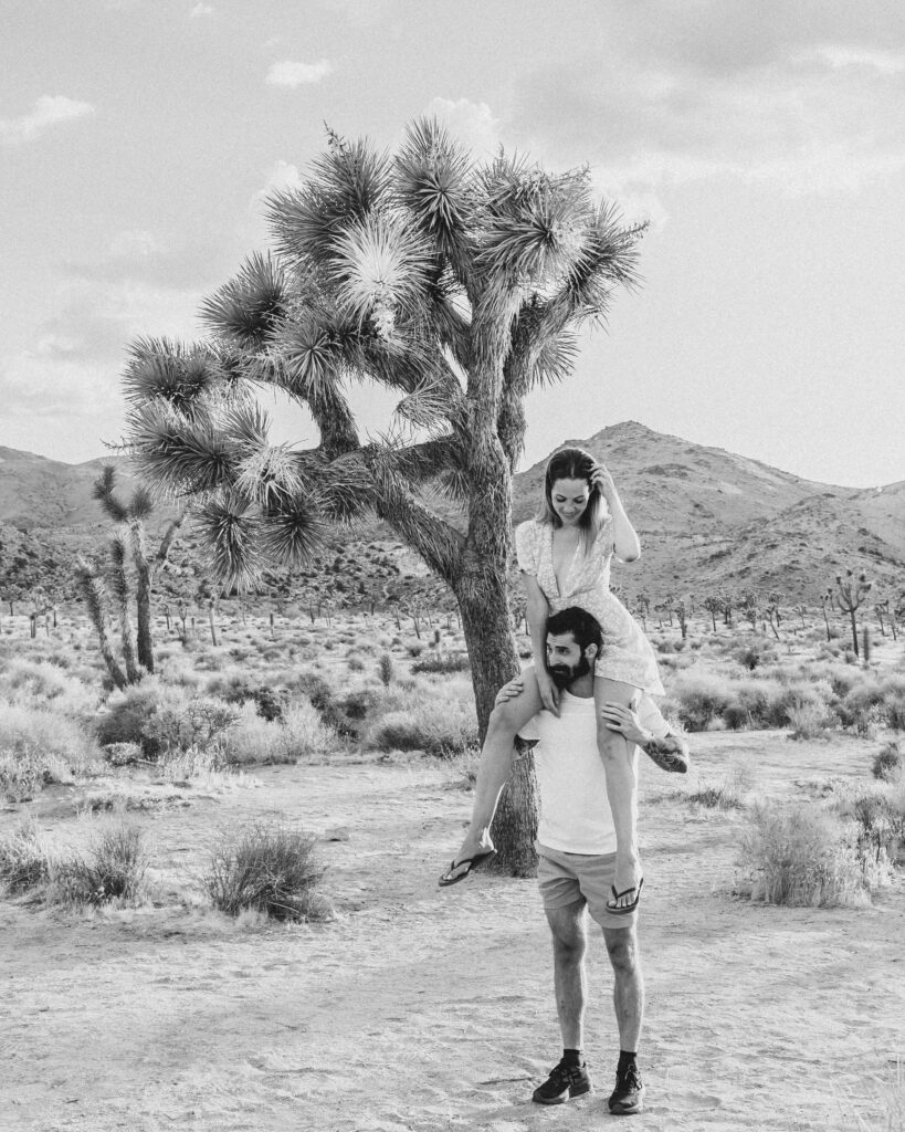 blogger couple in joshua tree during a joshua tree photo shoot