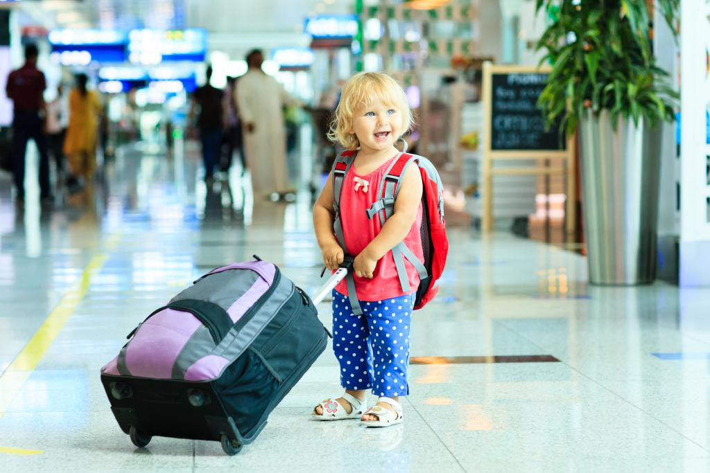travel with a toddler at the airport