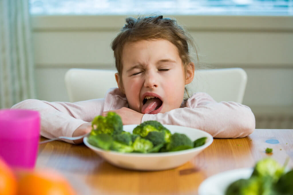 meals for kids who are picky eaters, kid eating broccoli